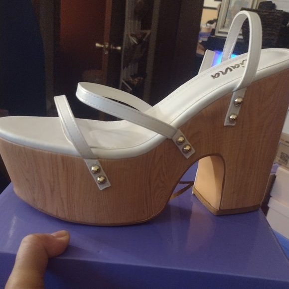 Sandals - Picture 2 of 3